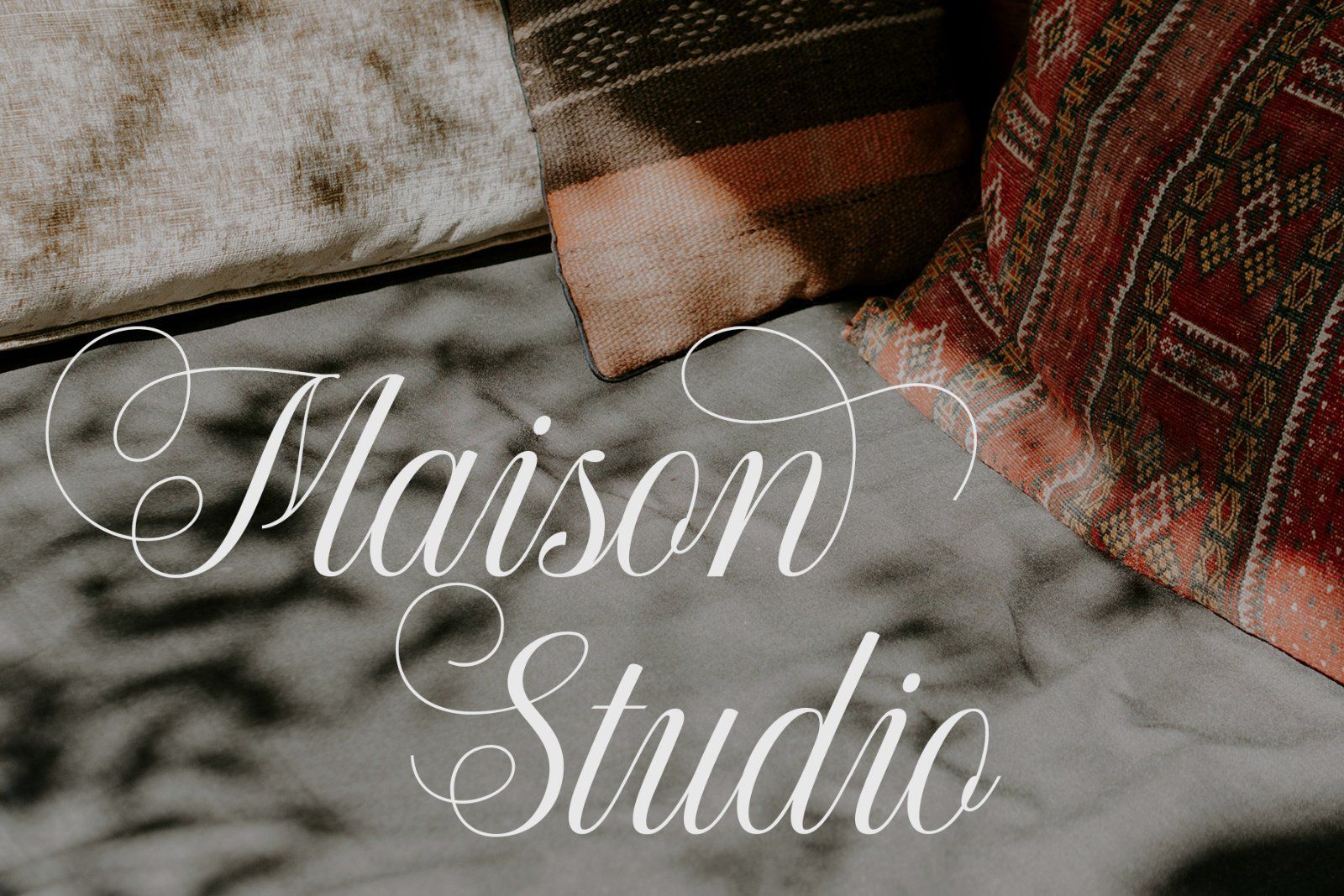 Blorivelle | Elegant Calligraphy Script